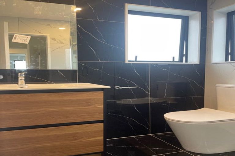 Photo of property in 233 Lake Road, Northcote, Auckland, 0627