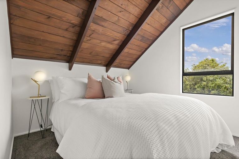 Photo of property in 2/66a Birkdale Road, Birkdale, Auckland, 0626