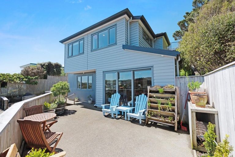 Photo of property in 19 Miles Crescent, Newlands, Wellington, 6037