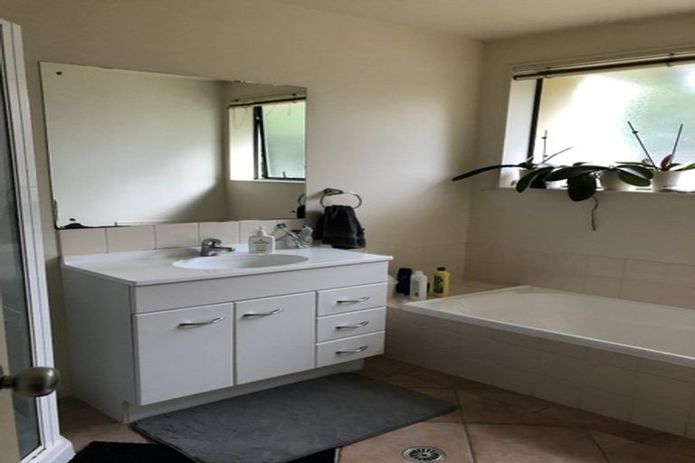 Photo of property in 10 Copplestone Place, New Lynn, Auckland, 0600