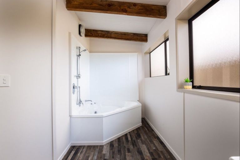 Photo of property in 2 Arthur Road, Paraite, New Plymouth, 4373