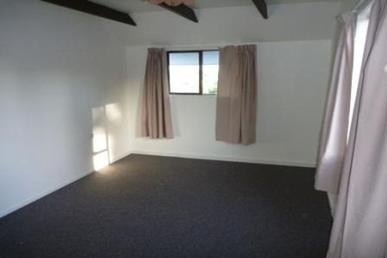 Photo of property in 2/20 Girrahween Drive, Totara Vale, Auckland, 0629