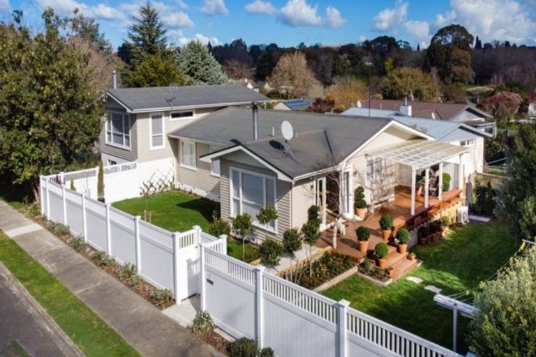 Photo of property in 2 Lovat Street, Havelock North, 4130