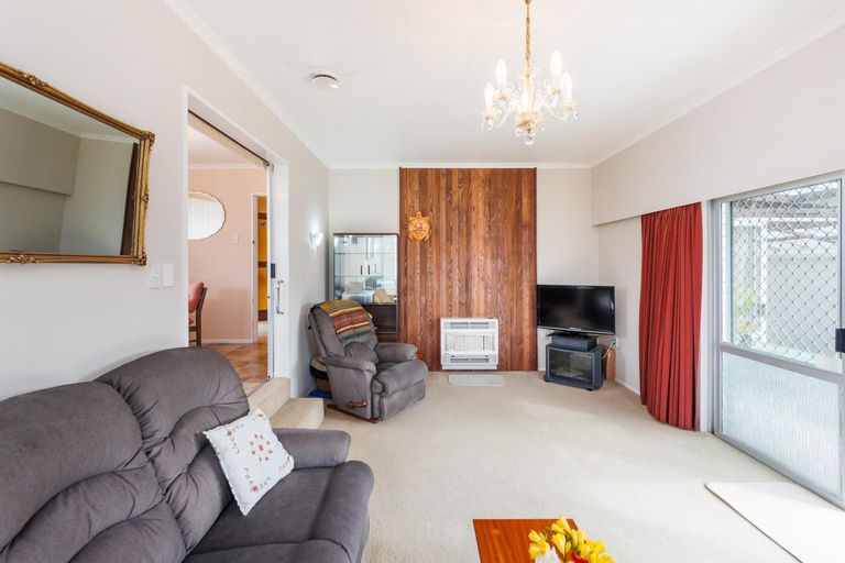 Photo of property in 15 Grange Place, Milson, Palmerston North, 4414