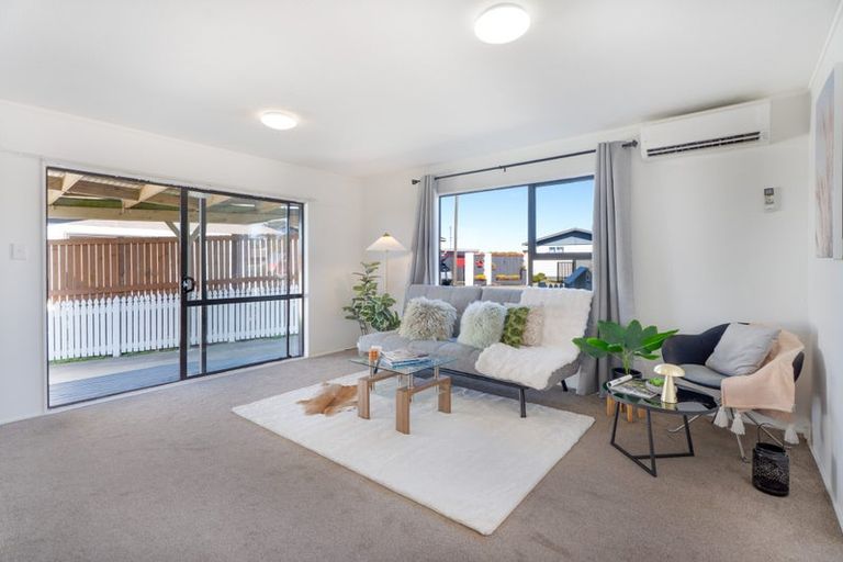 Photo of property in 43a Sunhaven Drive, Newlands, Wellington, 6037