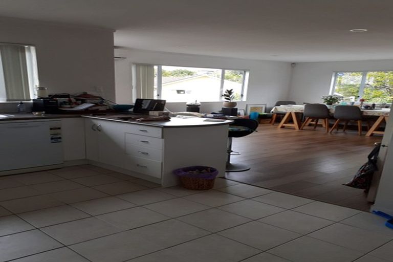 Photo of property in 1/9 Santiago Crescent, Unsworth Heights, Auckland, 0632