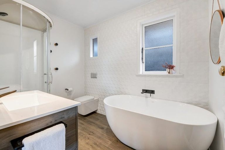 Photo of property in 1/14 Roband Avenue, Glenfield, Auckland, 0629