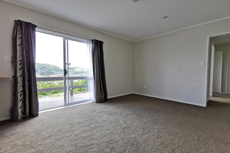 Photo of property in 12 Evesham Place, Newlands, Wellington, 6037