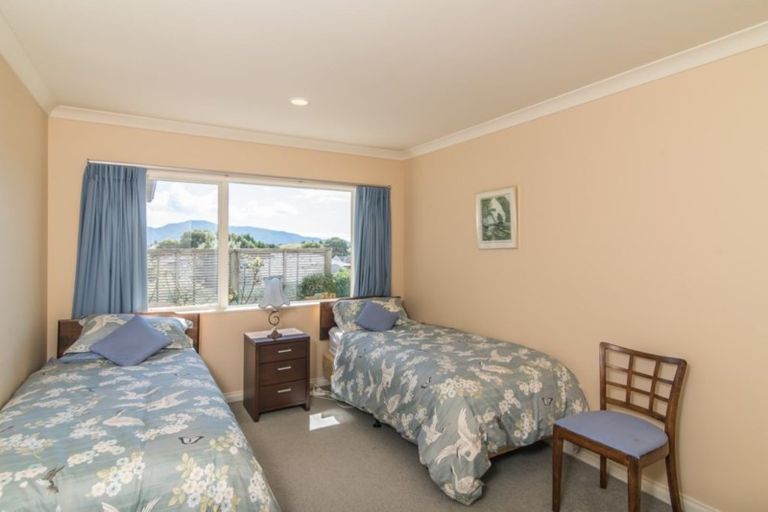 Photo of property in 28 Quadrant Heights, Paraparaumu, 5032