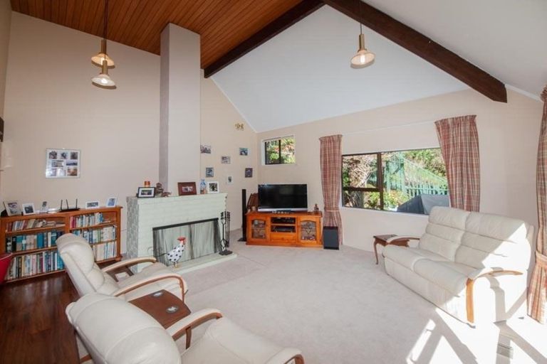 Photo of property in 117 Churton Drive, Churton Park, Wellington, 6037