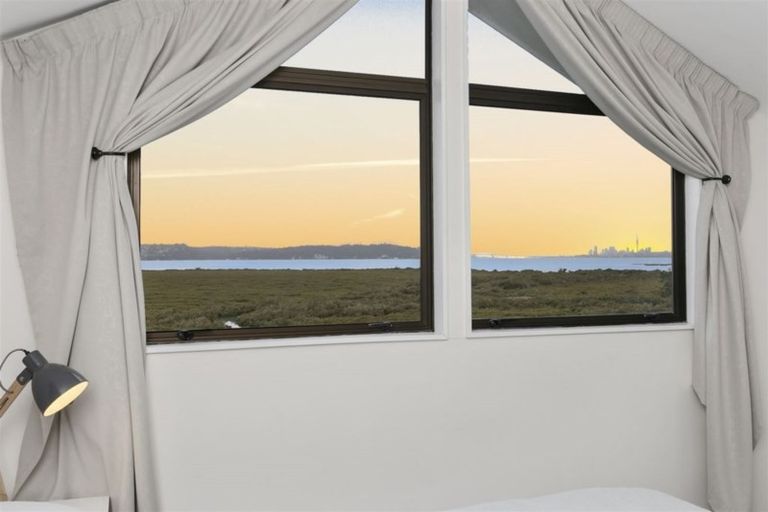 Photo of property in 44 Rewarewa Road, Te Atatu Peninsula, Auckland, 0610