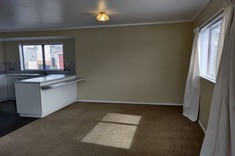 Photo of property in 2/65 Golf Road, New Lynn, Auckland, 0600