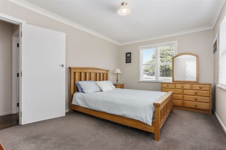Photo of property in 22 Rewarewa Road, Te Atatu Peninsula, Auckland, 0610