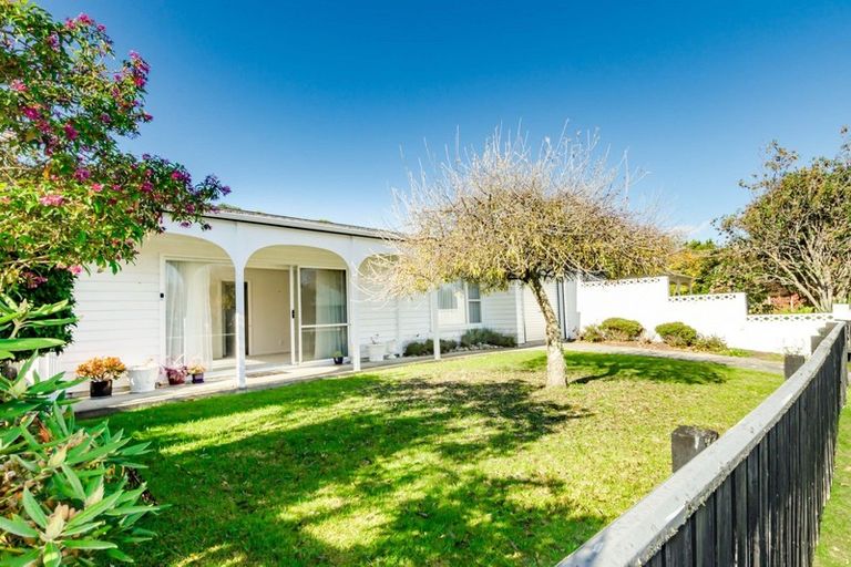 Photo of property in 2 Patterson Grove, Waikanae, 5036