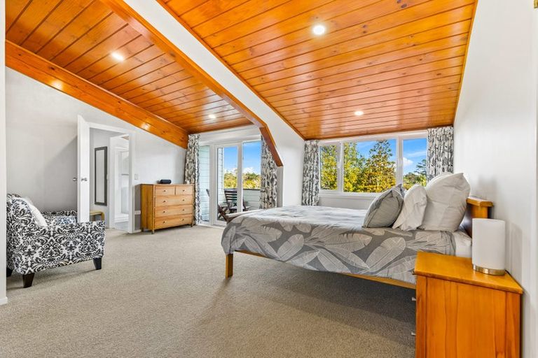 Photo of property in 15a Whangaparaoa Road, Red Beach, 0932