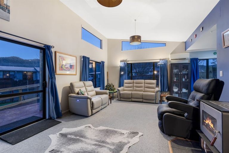 Photo of property in 35 Grimsby Grove, Wainuiomata, Lower Hutt, 5014