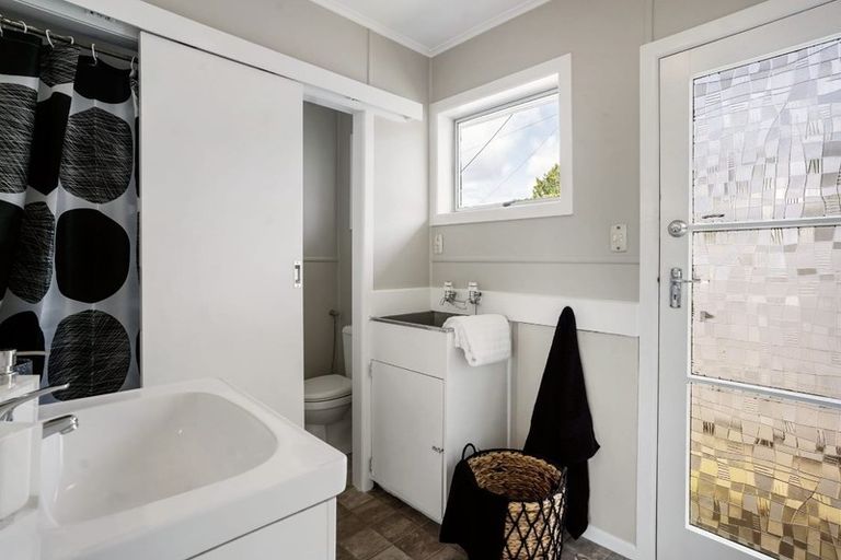 Photo of property in 3/68 Rua Road, Glen Eden, Auckland, 0602