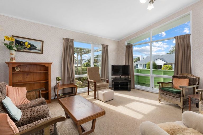 Photo of property in 25 Churton Drive, Churton Park, Wellington, 6037