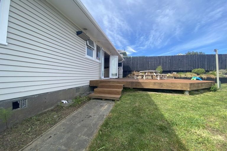 Photo of property in 26 Lyndfield Lane, Newlands, Wellington, 6037