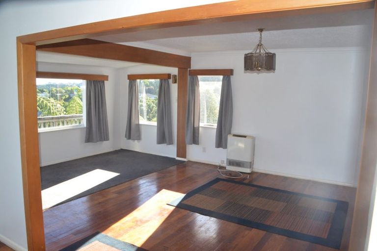 Photo of property in 5 Poto Road, Normandale, Lower Hutt, 5010