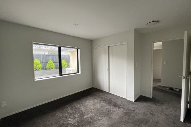 Photo of property in 8a Blythe Place, Glendene, Auckland, 0602