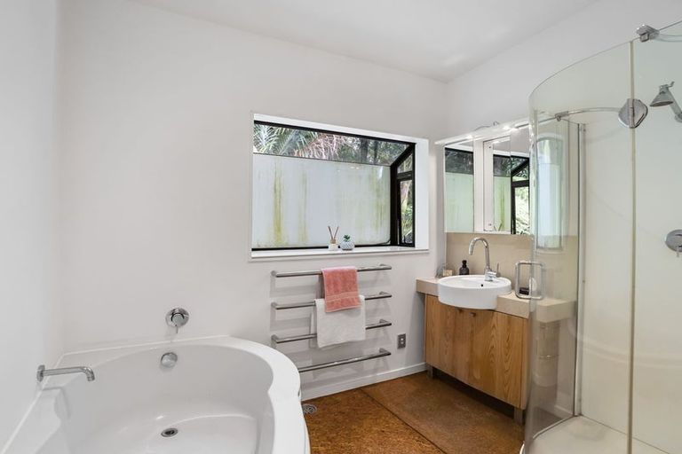 Photo of property in 40 Lone Kauri Road, Karekare, New Lynn, 0772