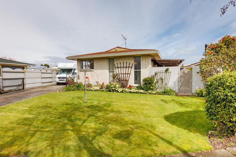 Photo of property in 15 Grange Place, Milson, Palmerston North, 4414