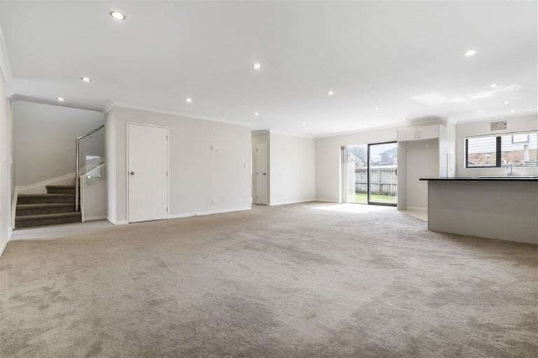 Photo of property in 6 Kirikiri Drive, Papakura, 2110