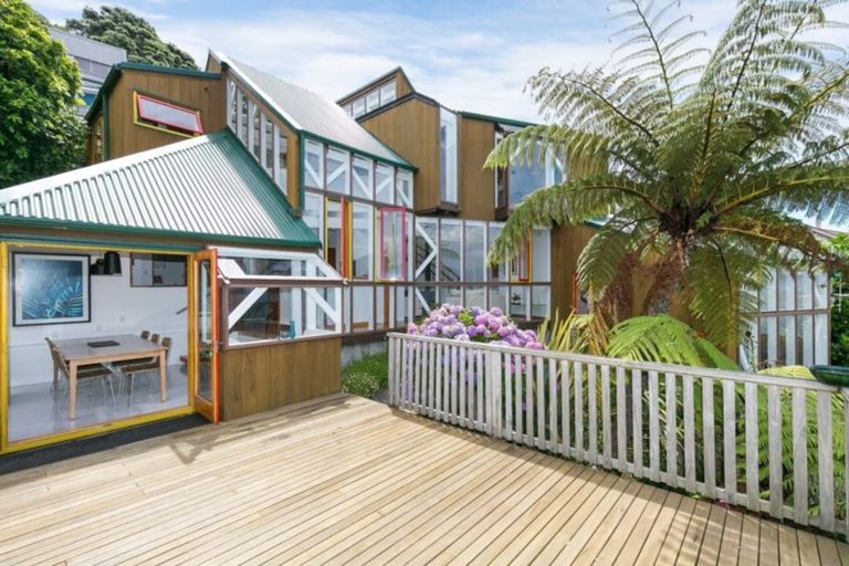 Photo of property in 6 Nakora Road, Karaka Bays, Wellington, 6022