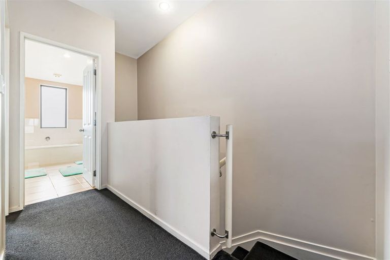 Photo of property in 28/3 Hulme Place, Henderson, Auckland, 0612
