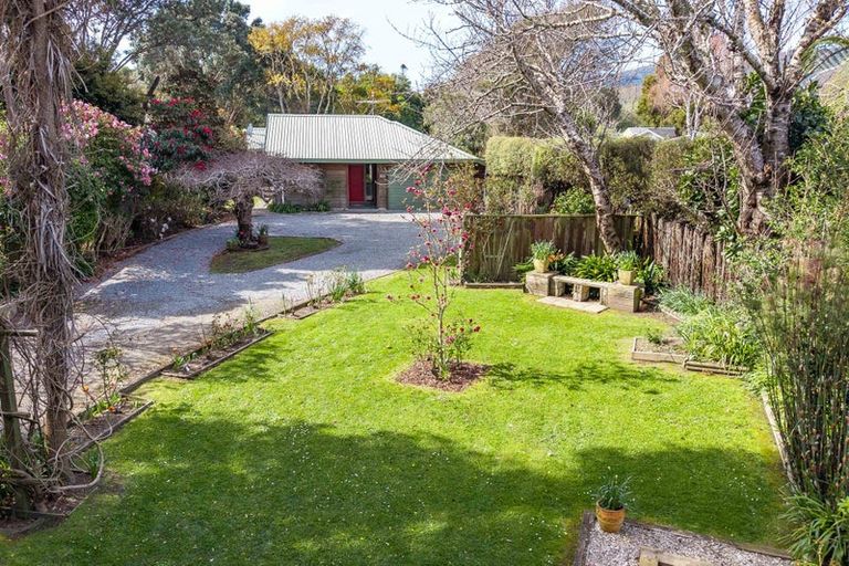 Photo of property in 243 Te Moana Road, Waikanae, 5036