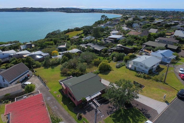 Photo of property in 19a Melandra Road, Stanmore Bay, Whangaparaoa, 0932