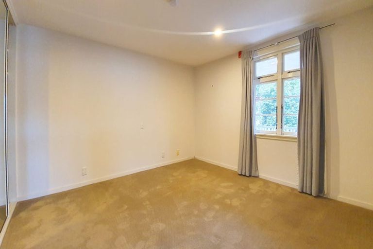 Photo of property in 2 Hawkhurst Road, Lyttelton, 8082