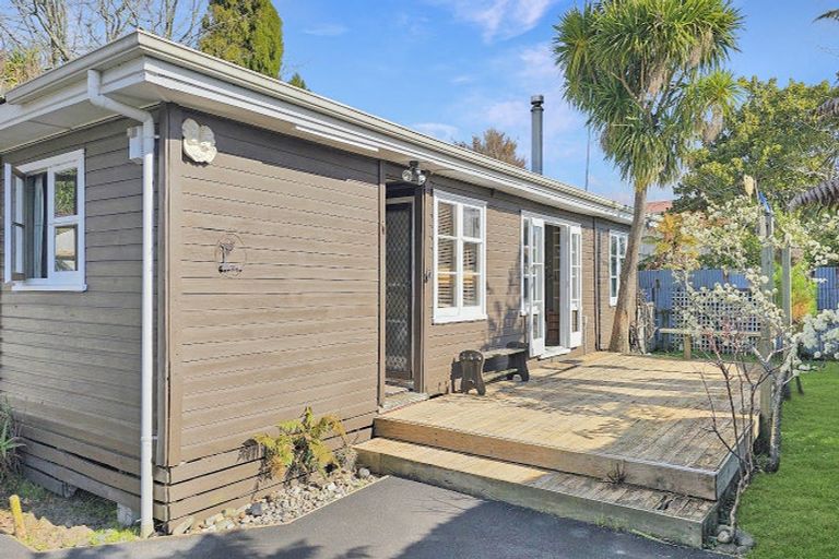 Photo of property in 1 Wyndham Road, Hannahs Bay, Rotorua, 3010