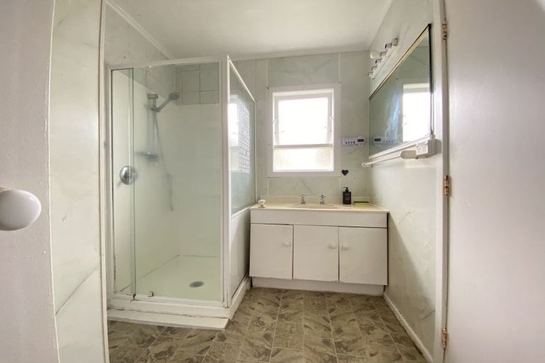 Photo of property in 12 Roby Street, Te Atatu Peninsula, Auckland, 0610