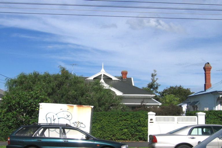 Photo of property in 2/10 Summer Street, Stanley Point, Auckland, 0624