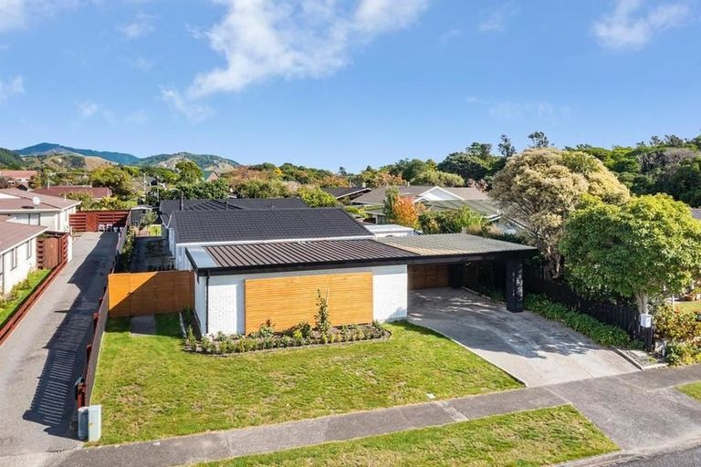 Photo of property in 31 Rewarewa Crescent, Waikanae, 5036