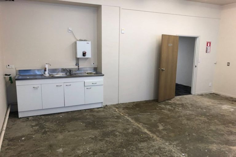 Photo of property in 264 Great North Road, Henderson, Auckland, 0612