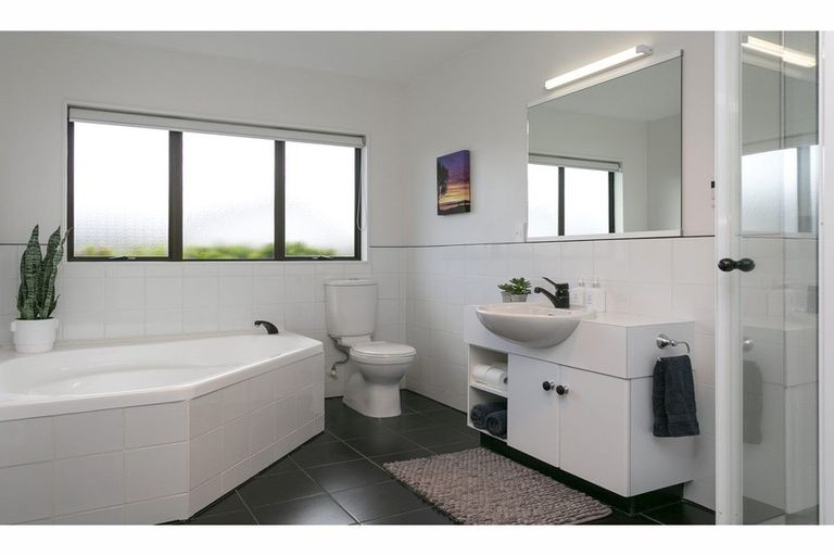 Photo of property in 77 Harvey Street, Waipahihi, Taupo, 3330