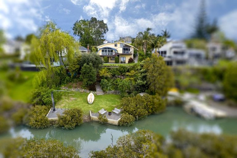 Photo of property in 48 Renata Crescent, Te Atatu Peninsula, Auckland, 0610