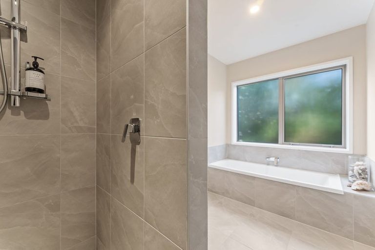 Photo of property in 21 Laguna Place, Matakatia, Whangaparaoa, 0930