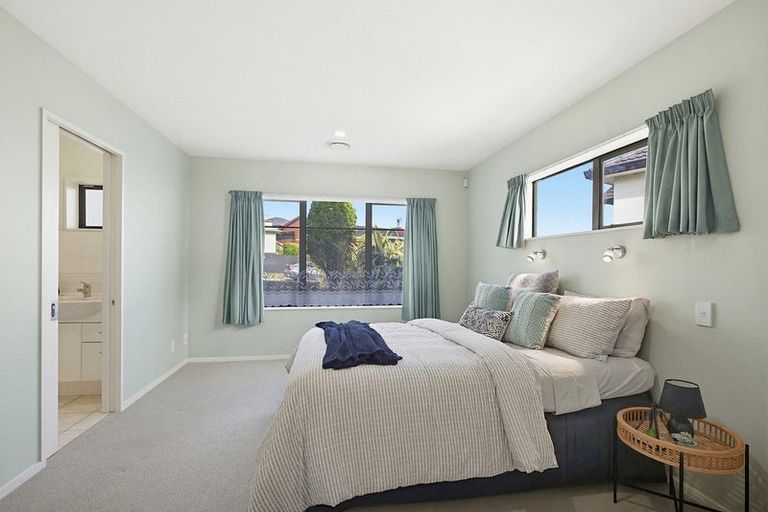 Photo of property in 17 Landsdowne Terrace, Karori, Wellington, 6012