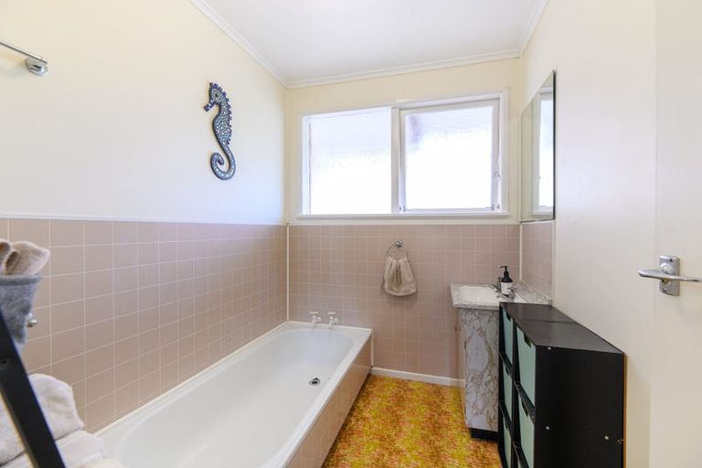 Photo of property in 19 Kereru Street, Henderson, Auckland, 0612