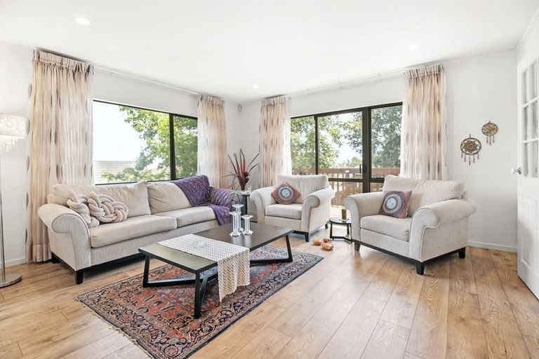 Photo of property in 14 Mandeville Place, Unsworth Heights, Auckland, 0632