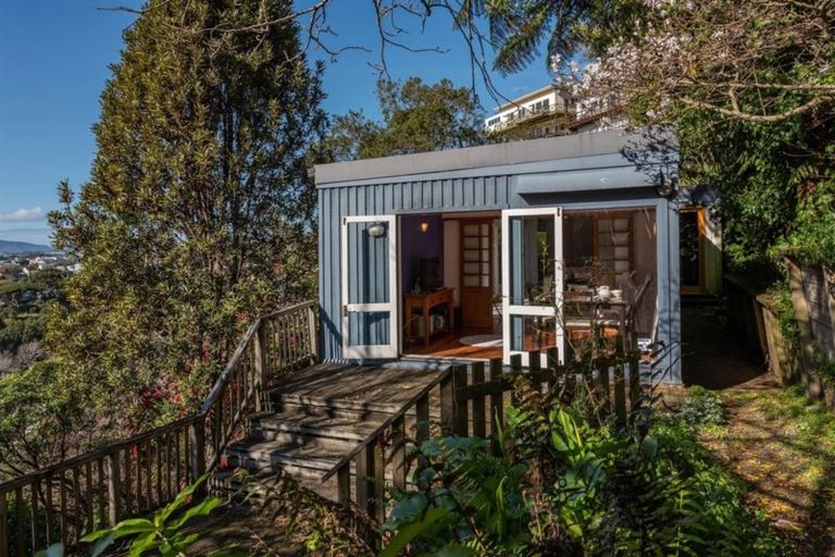 Photo of property in 33 Harbour View Road, Northland, Wellington, 6012