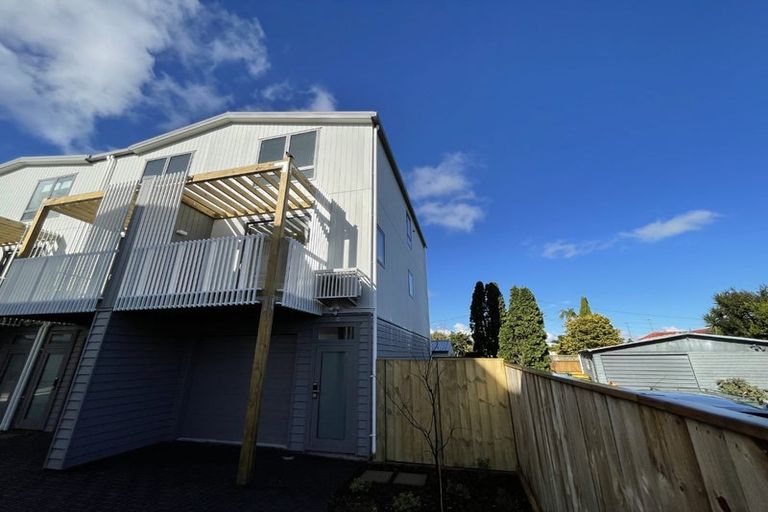 Photo of property in 8/2 Moor Avenue, Te Atatu Peninsula, Auckland, 0610