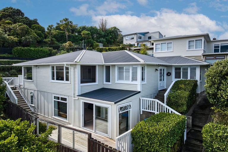 Photo of property in 9 Mana View Road, Paremata, Porirua, 5026