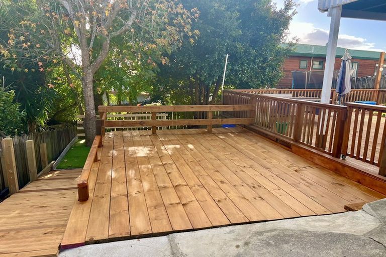 Photo of property in 2/17 Grenadine Place, Unsworth Heights, Auckland, 0632