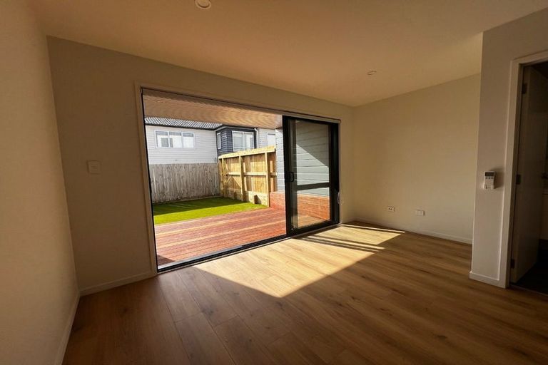 Photo of property in 21 Divich Avenue, Te Atatu South, Auckland, 0610