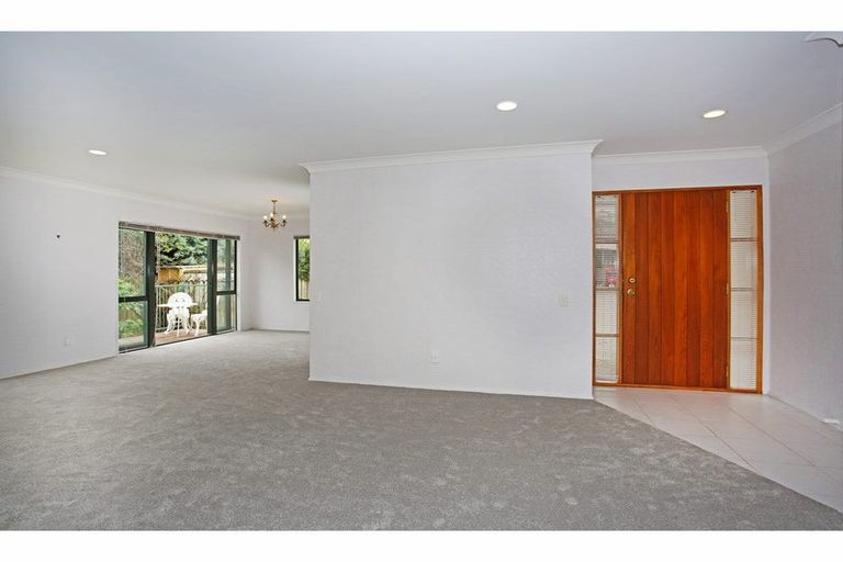 Photo of property in 2/7 Ribbonwood Crescent, Goodwood Heights, Auckland, 2105